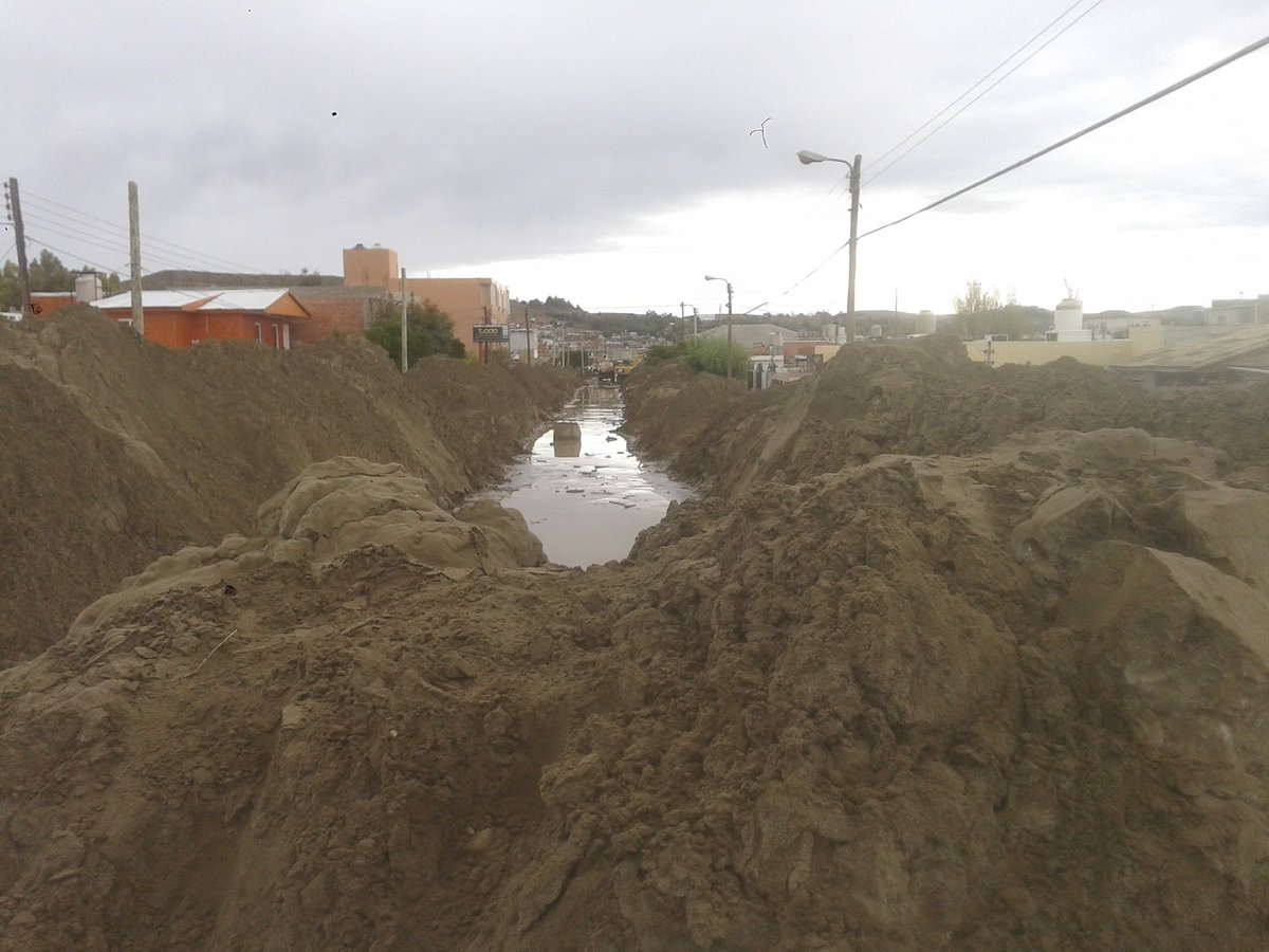 marcelovidalcr's tweet photo. #Comodoro #Temporal2017 29/03 queda marcado como uno de los momentos más dificiles que nos tocó vivir. Horas y días de trabajo, de radio que pasó a cumplir un rol fundamental ser puente entre quien necesitaba y quien ofrecía ayuda. Imposible olvidar. En la calle y en estudio. https://t.co/MF9JlLCfpE