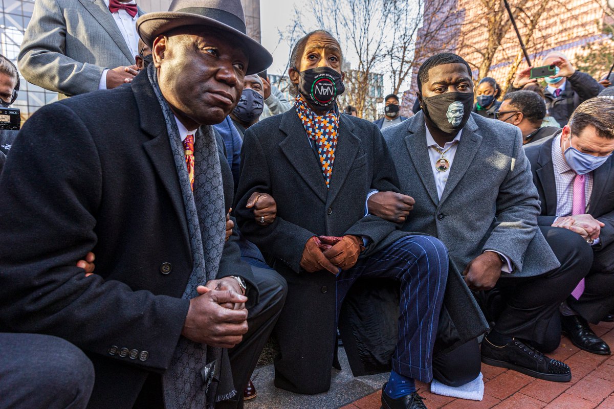 ajplus's tweet photo. Family and lawyers for #GeorgeFloyd kneeled at the courthouse on the first day of Derek Chauvin's trial.

They reportedly kneeled for 8 min, 46 sec — how long Chauvin kneeled on Floyd’s neck as he said he could not breathe.

Chauvin faces up to 40 years for 2nd-degree murder. https://t.co/rsmts8dUb0