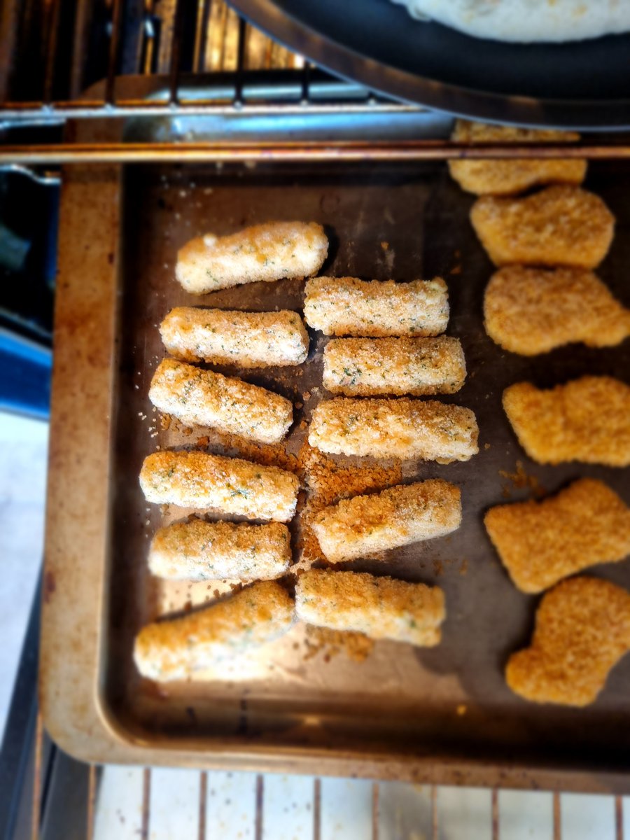 Iakovia98's tweet photo. @Tesco very unhappy to have opened my pack of frozen mozzarella sticks to only receive 11 😭 #boyfriendonlygets5 https://t.co/SMf0AqrTep