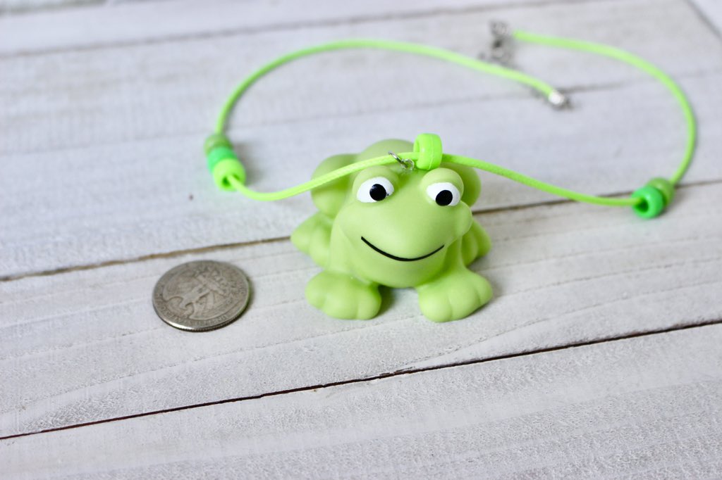 RepurposedT's tweet image. Check out these cute and adorable frog necklaces!! etsy.com/listing/976575… #frogs #green #repurposed #upcycled #jewelry #necklace #handmade #frog #animal #amphibian #trinkets #unique #quirky