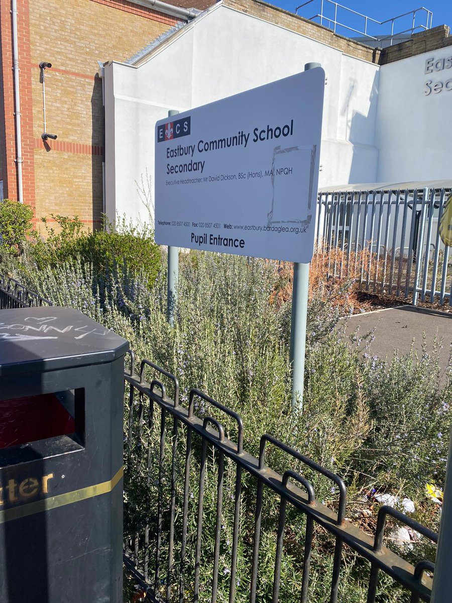 MPSBarkDag's tweet photo. Safer schools officer PC Heard is currently on foot patrol around the Eastbury School and Barking Park area as part of #OpBempton @lbbdcouncil 1548EA https://t.co/5UM68tLlp5