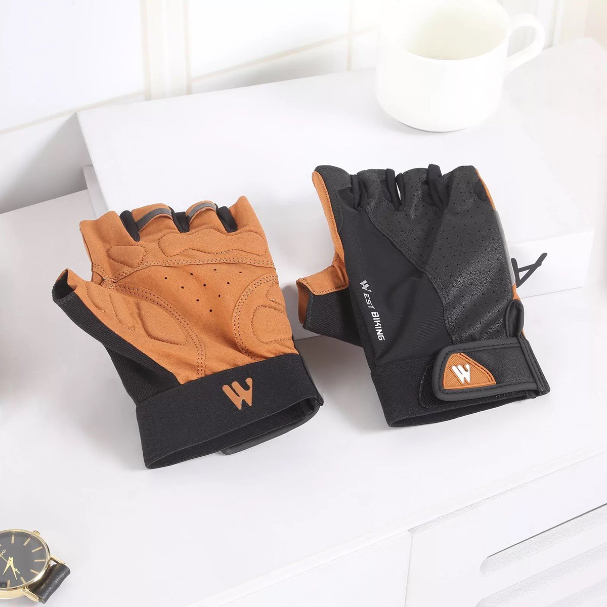 Las manos son el punto principal de contacto con la bici, debemos protegerlas y cuidarlas. Los guantes de ciclismo son prendas especialmente fabricadas para protegernos de los golpes. Guantes largos $335 guantes cortos $300 (disponible en talla CH, M y G)mas info por MD.