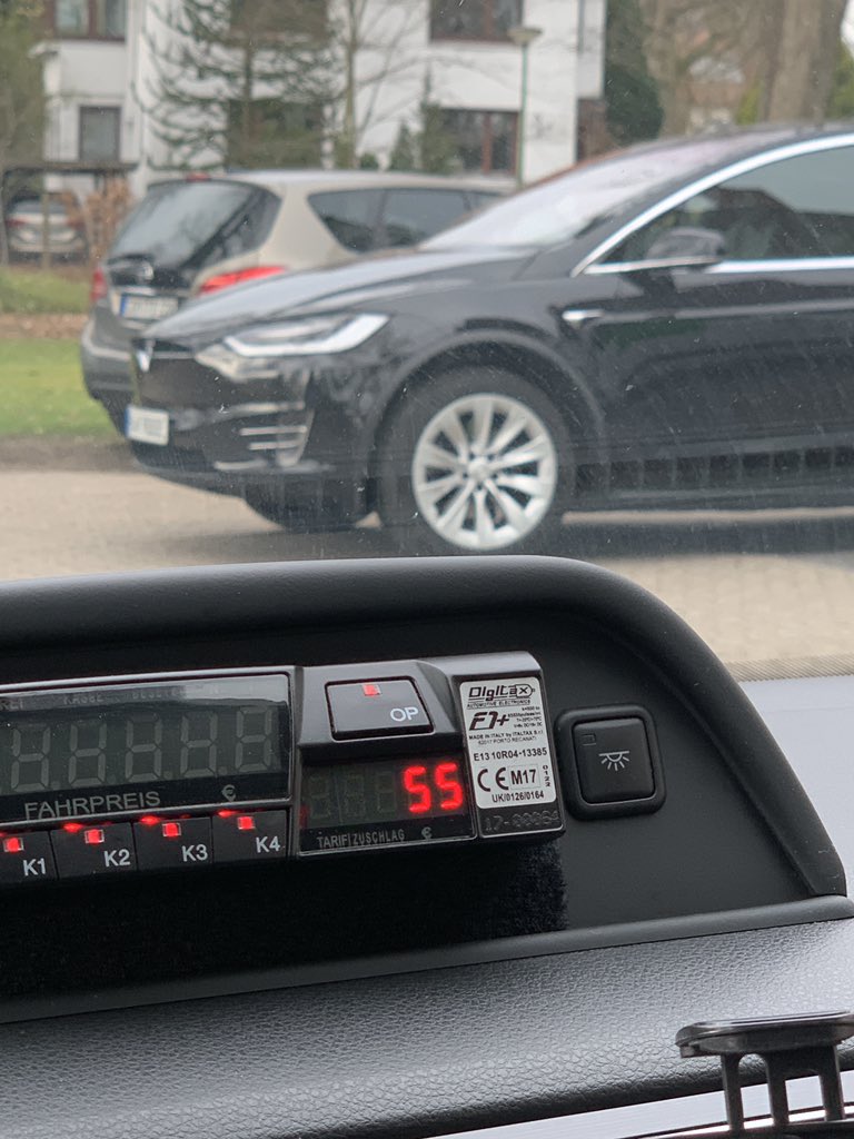 Herr_Taxifahrer's tweet photo. Der Dialyse-Patient wird im nagelneuen Tesla abgeholt!
#Tesla #werhatderhat #krankentransport https://t.co/tiCqWqObLS