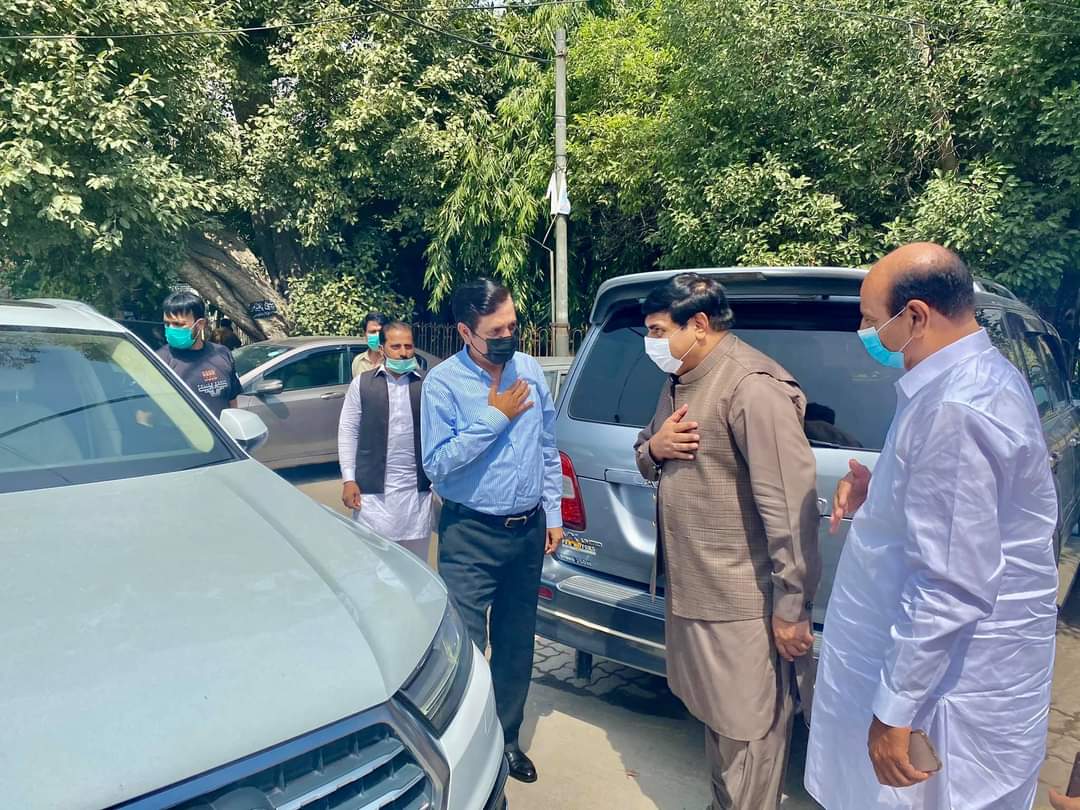 SardarSarfrazD1's tweet photo. محمد ہاشم ڈوگر صوبائی وزیر کے ساتھ ڈی-ایچ-کیو شیخوپورہ،سبزی منڈی شیخوپورہ اور کورونا سنٹر کا وزٹ کرتے ہوئے
#MuhammadhashimDogar
@EjazChaudhary @CMPunjabPK @ImranKhanPTI @Ali_Waraich_PTI @DCSheikhupura https://t.co/NiJ1MQry2V
