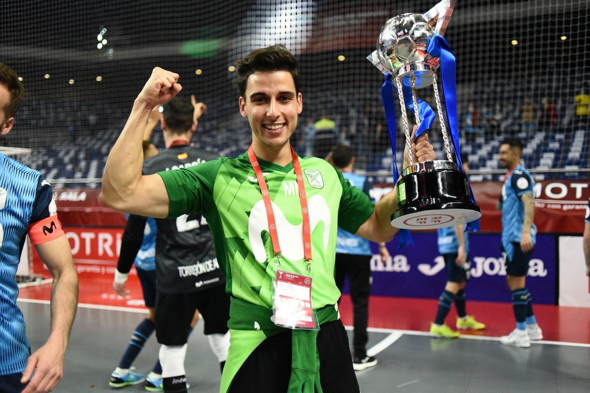 📸¡¡<a href="/PREZTINO/">TINO PÉREZ-MORENO</a>, <a href="/IbanezChicho/">EnriqueIbañez-chicho</a>, <a href="/8jlorente/">javier lorente penas</a>, <a href="/AutocaresVera/">AUTOCARES VERA</a>, <a href="/josecadelgado/">José Carlos Delgado</a>, <a href="/joseprietofisio/">Jose A.Prieto Peña</a> y <a href="/Miguel_Neveu/">Miguel Neveu</a> también alzaron la 🏆#CopaDeEspañaFutsal 2021 en el @wizinkcenter!!

💙No podemos parar de sonreír 👏🏻👏🏻