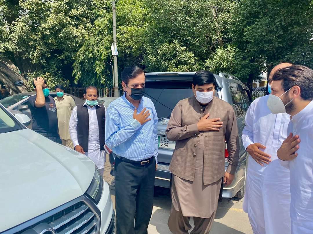 SardarSarfrazD1's tweet photo. محمد ہاشم ڈوگر صوبائی وزیر کے ساتھ ڈی-ایچ-کیو شیخوپورہ،سبزی منڈی شیخوپورہ اور کورونا سنٹر کا وزٹ کرتے ہوئے
#MuhammadhashimDogar
@EjazChaudhary @CMPunjabPK @ImranKhanPTI @Ali_Waraich_PTI @DCSheikhupura https://t.co/NiJ1MQry2V