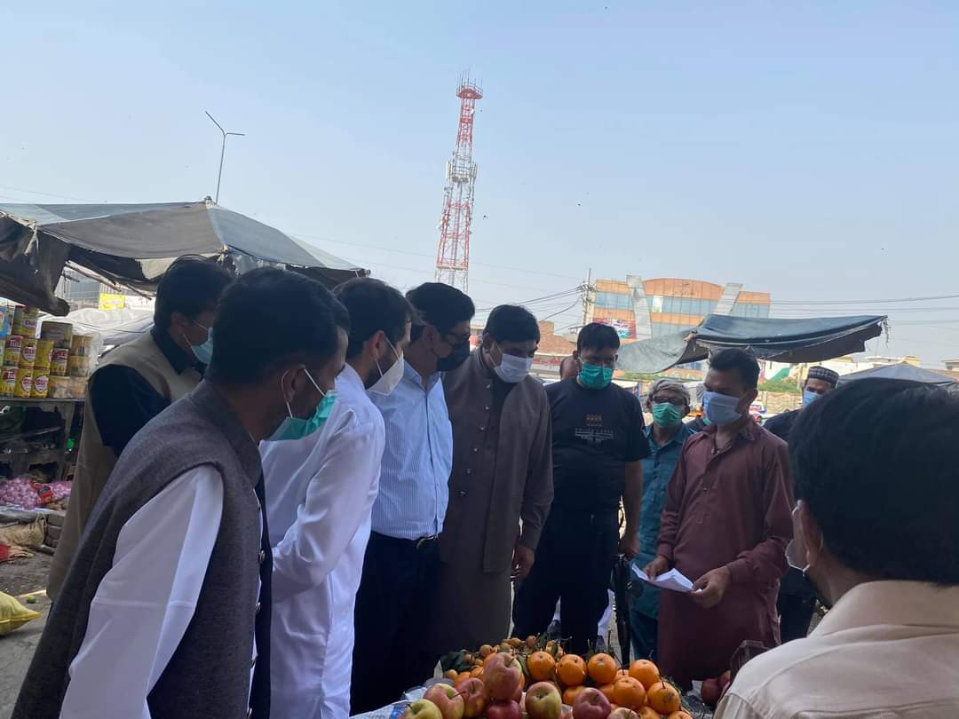 SardarSarfrazD1's tweet photo. محمد ہاشم ڈوگر صوبائی وزیر کے ساتھ ڈی-ایچ-کیو شیخوپورہ،سبزی منڈی شیخوپورہ اور کورونا سنٹر کا وزٹ کرتے ہوئے
#MuhammadhashimDogar
@EjazChaudhary @CMPunjabPK @ImranKhanPTI @Ali_Waraich_PTI @DCSheikhupura https://t.co/NiJ1MQry2V
