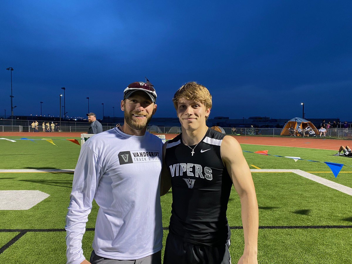 Kaleblewis21's tweet photo. First I would like to thank God for blessing me with this amazing opportunity and for surrounding me with people who love and push me. I couldn’t be more excited to announce I will be continuing my track and field and academic career at Lipscomb University! Go Bison!💜💛 https://t.co/VxmLC0ju22