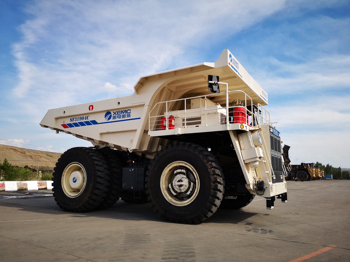 im_mining's tweet photo. One of China's main #miningtruck OEMs, #Xiangtan Electric Manufacturing Co (#XEMC), has signed a contract with @ChinaSPIC for conversion of a 108 t class SF31904 AC drive truck to all electric lithium battery power in #Huolinhe coal mine, #InnerMongolia https://t.co/azcEtxqNFb https://t.co/NlWL1fLEOf