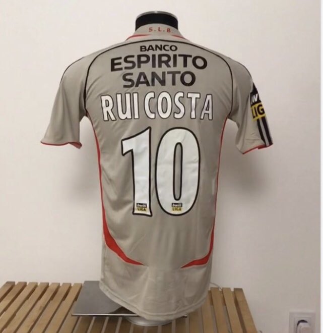ZePissa's tweet photo. Há 14 anos eram estas...

#2006/07
#beijeàbenfica
#formotion

Parabéns Rui Costa jogador, demite-te Rui Costa vice-presidente! https://t.co/VzumoSOqf6