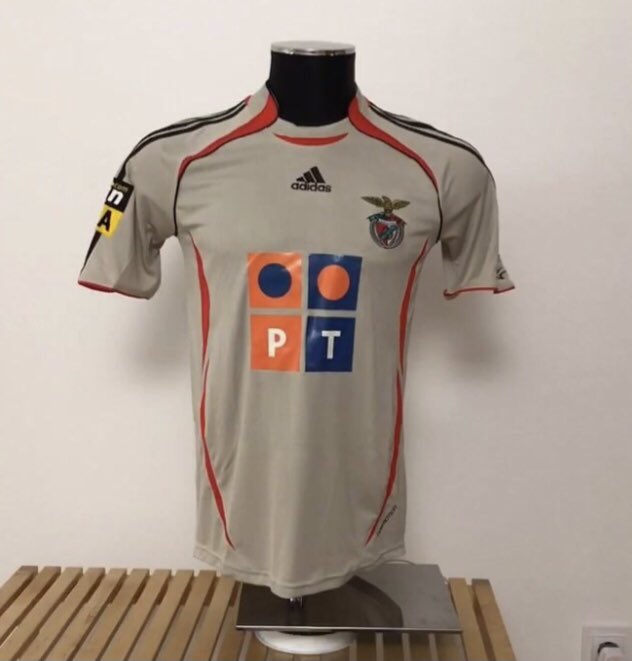 ZePissa's tweet photo. Há 14 anos eram estas...

#2006/07
#beijeàbenfica
#formotion

Parabéns Rui Costa jogador, demite-te Rui Costa vice-presidente! https://t.co/VzumoSOqf6