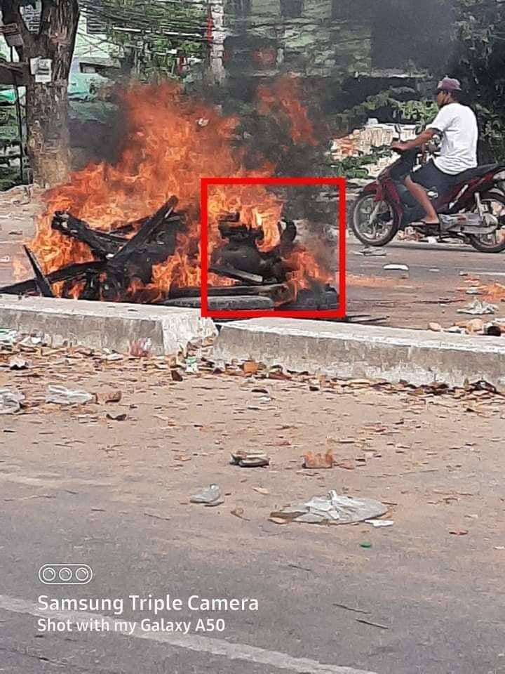 PrincessWu11's tweet photo. NLD members terrorists accuse people of being informers and set them on fire even they are alive

Police and civilians are being slaughtered and burned alive

#Stopkillingpeople
#WhatsHappeningInMyanmar
#SaveMyanmarDemocracy 
#Stopmakingfaknews
#wewantjustice https://t.co/wYCIcpTAwE
