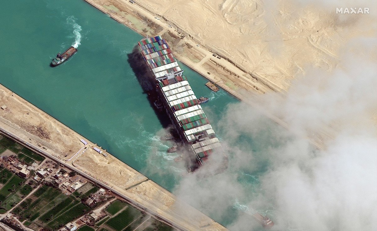 vantortech's tweet photo. #EVERGIVEN Update: March 29, 2021 #satellite imagery from WV2 was collected at 11:49AM local time followed by a GeoEye-1 collection at 11:52AM. The container ship has been moved away from the eastern bank of the canal, w/ numerous tugboats actively trying to reposition the ship. https://t.co/t0SlnXgpyy