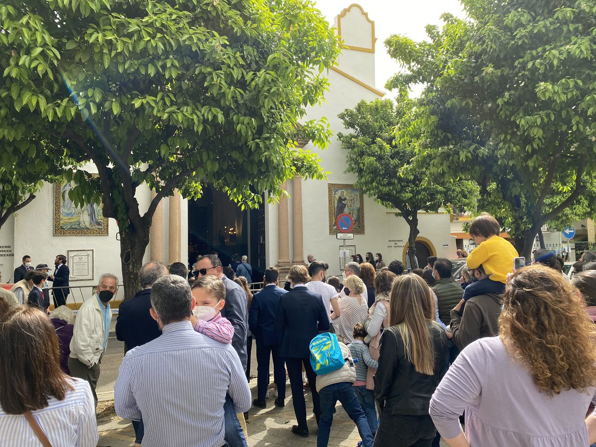 PatriLlorens's tweet photo. Yo mantengo mi distancia.... pero el resto de la gente como si nada h la policía como si nada también, esto es lo mismo que tener un paso en la calle señores..... https://t.co/9FPBiXg6cp