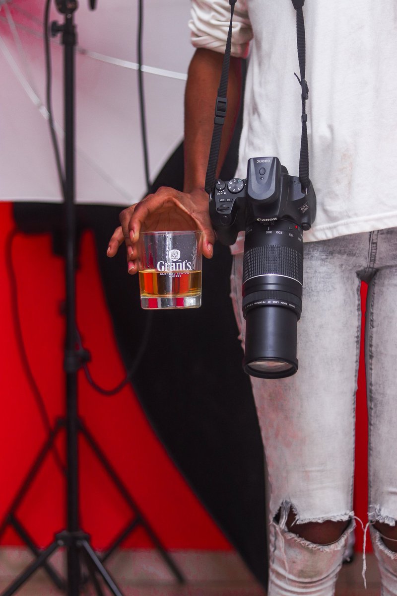 landrytoukam92's tweet photo. Bon début de semaine à tous mes partenaires #Photographes 🌚📷🔥
Que votre inspiration soit toujours au TOP
#GrantsWhisky #TripleWood #TripleGood https://t.co/PbuKUo9Lh3