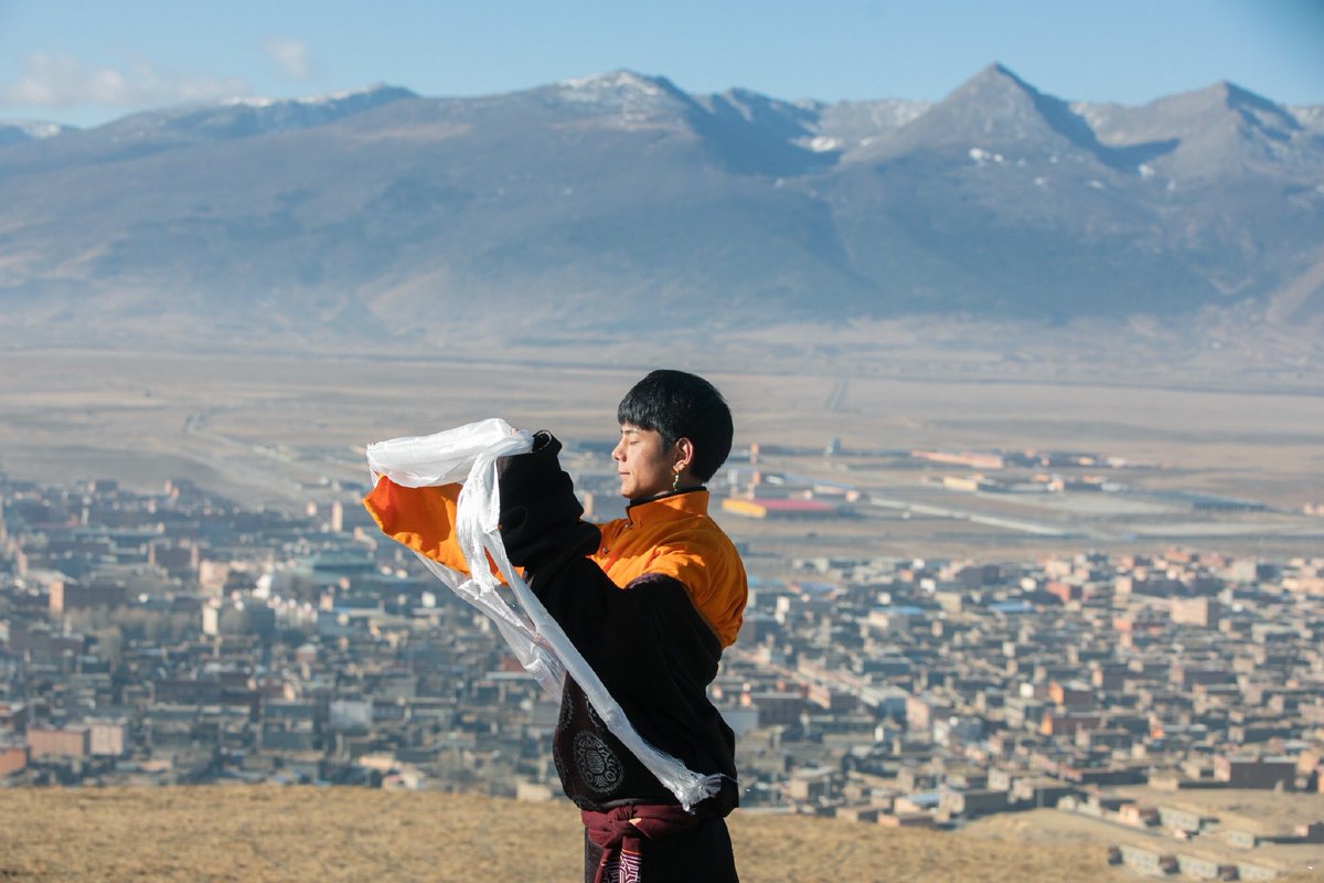 Tamdrin1's tweet photo. I’ve done many things in the past few days. Read poems by #Tshang-dbyangs-Gyatsho, sing songs, present khata and touch the head of my #Pearl https://t.co/4EUfQJayfh