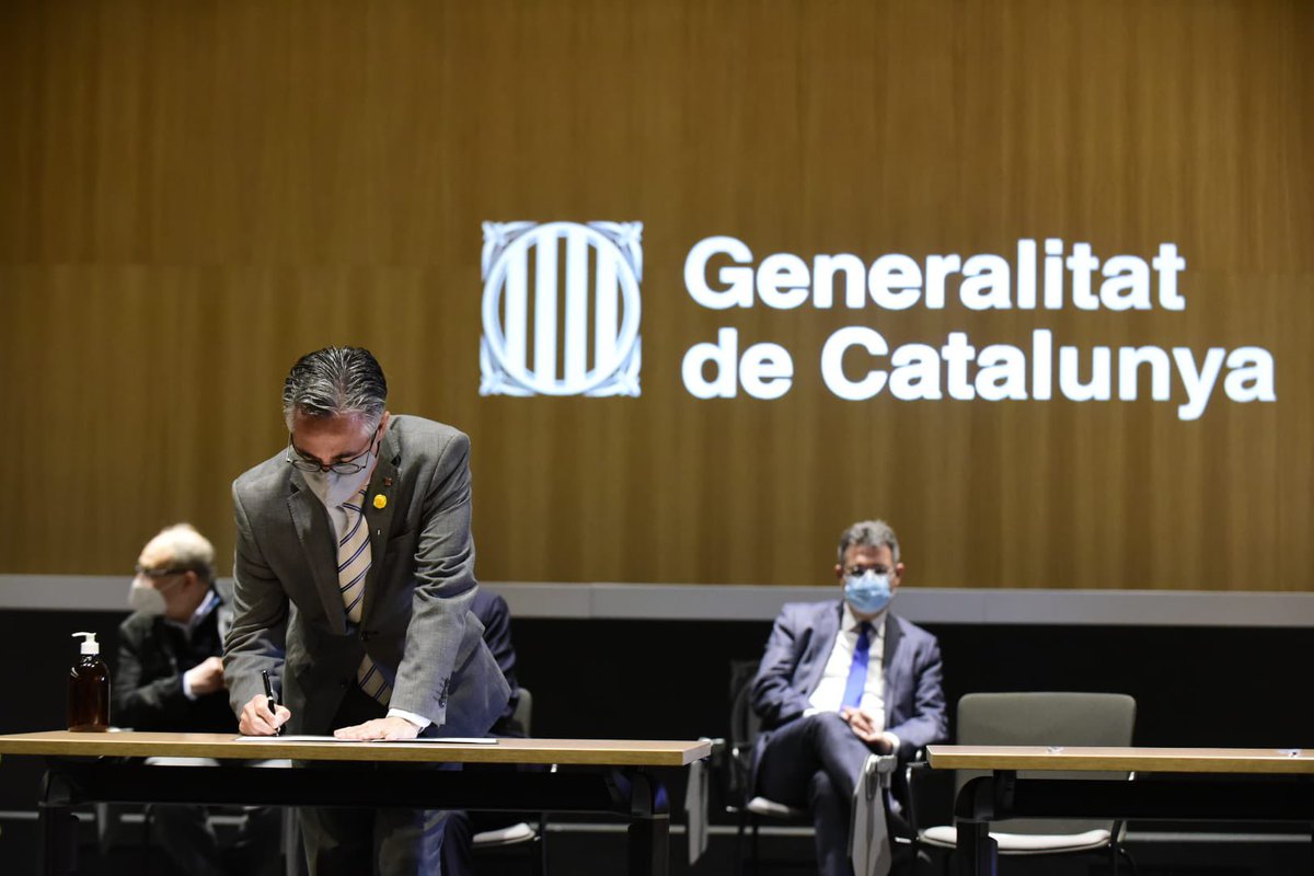 empresacat's tweet photo. El #conseller @ramontremosa signa l'acord, amb el #conseller d'@aferssocialscat @ChakirelHomrani, al que han arribat administracions i @Endesa per condonar el deute acumulat de més de 35.000 famílies vulnerables i regular la #pobresaenergètica https://t.co/oam5DCTjTD
