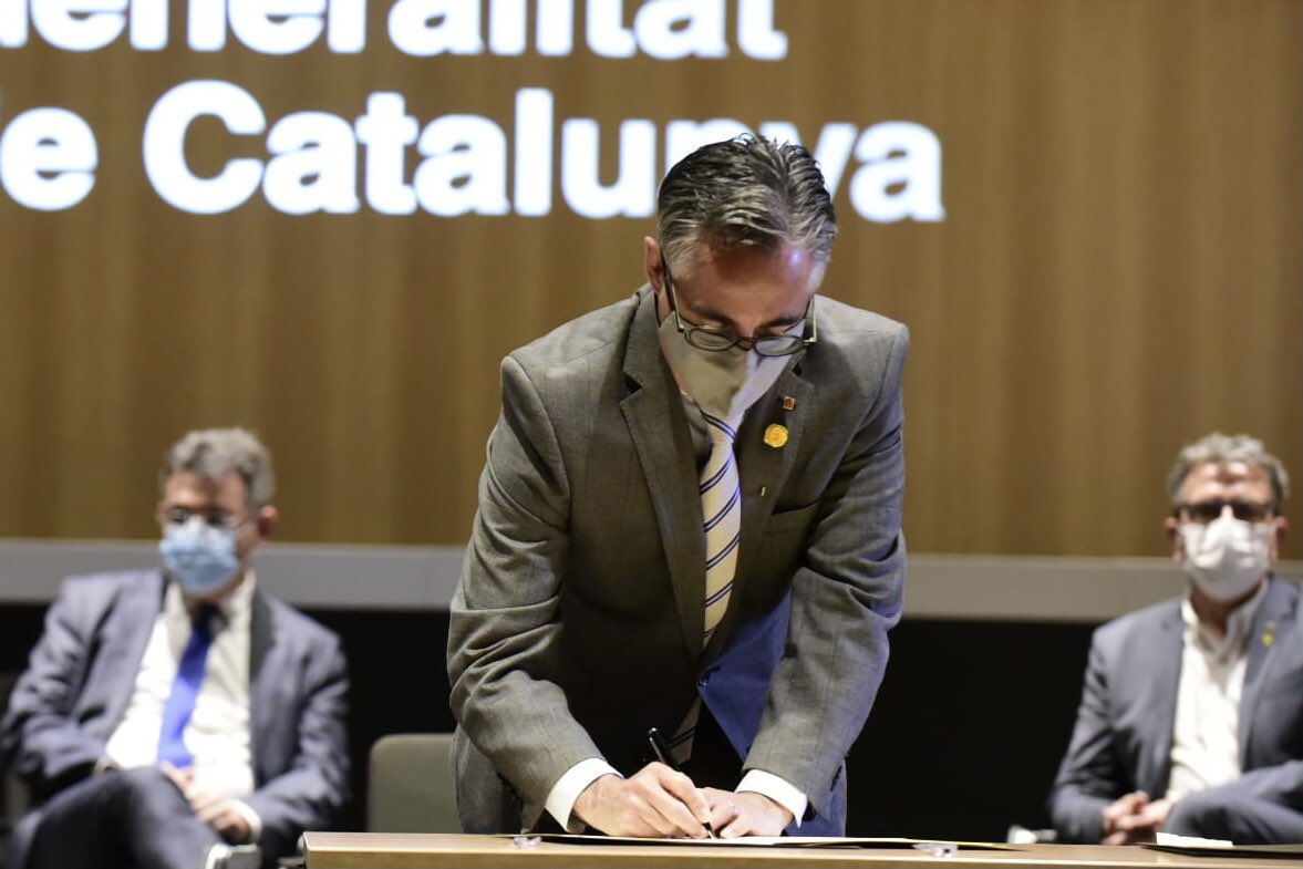empresacat's tweet photo. El #conseller @ramontremosa signa l'acord, amb el #conseller d'@aferssocialscat @ChakirelHomrani, al que han arribat administracions i @Endesa per condonar el deute acumulat de més de 35.000 famílies vulnerables i regular la #pobresaenergètica https://t.co/oam5DCTjTD