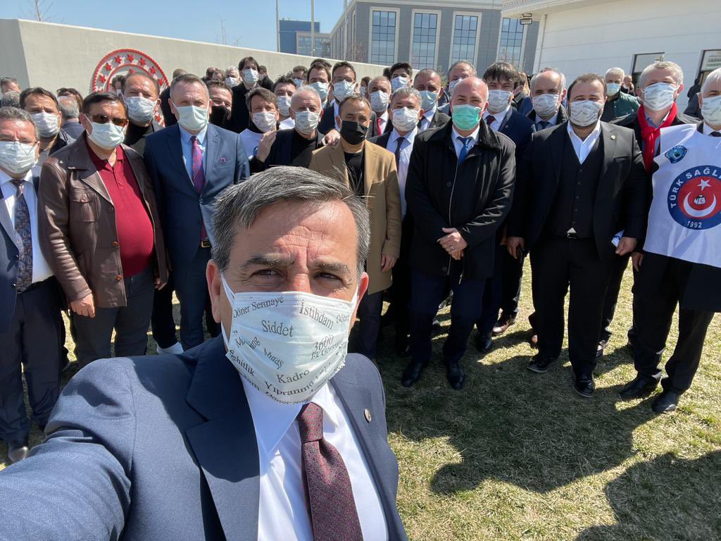 HamzaOlgun42's tweet photo. Pandemi döneminde sağlık çalışanları anketimizin sonuçlarını ve çalışanlarımızın hakları olan taleplerimizi içeren açıklamamızı Sağlık Bakanlığı önünde 81 şube başkanımızın katılımıyla gerçekleştirdik.
Haklı Dava,Güçlü Sendika.@OnderKahveci @turksagliksengm https://t.co/U04BWnnmRb