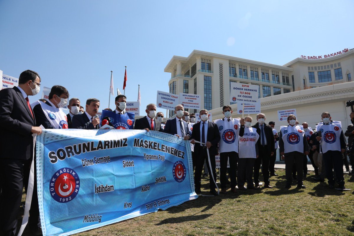 HamzaOlgun42's tweet photo. Pandemi döneminde sağlık çalışanları anketimizin sonuçlarını ve çalışanlarımızın hakları olan taleplerimizi içeren açıklamamızı Sağlık Bakanlığı önünde 81 şube başkanımızın katılımıyla gerçekleştirdik.
Haklı Dava,Güçlü Sendika.@OnderKahveci @turksagliksengm https://t.co/U04BWnnmRb