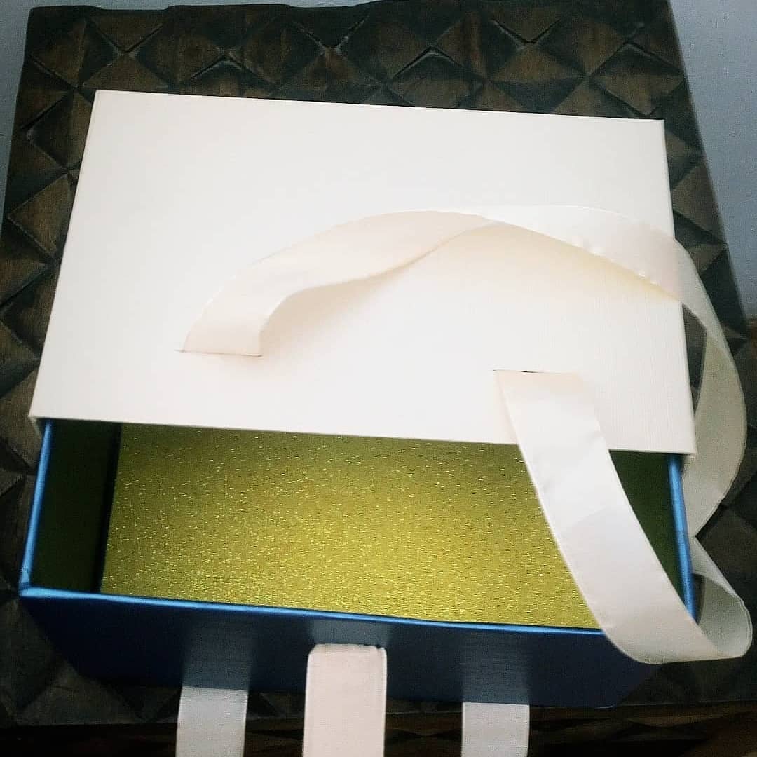 Jeaniworld's tweet photo. The Luxury Sliding Box Bag
What would you put in this gift box?
Order any colour of your choice.
Send a dm.
Click WhatsApp link: https://t.co/BKWjcK9VQA
@retweets_9ja @MARKETPLACEGRP1 #BlackOwnedBusiness #giveaway #boxbag #giftbox #gift #Trending #bridalbox #partybox https://t.co/qxIp9wwC7B