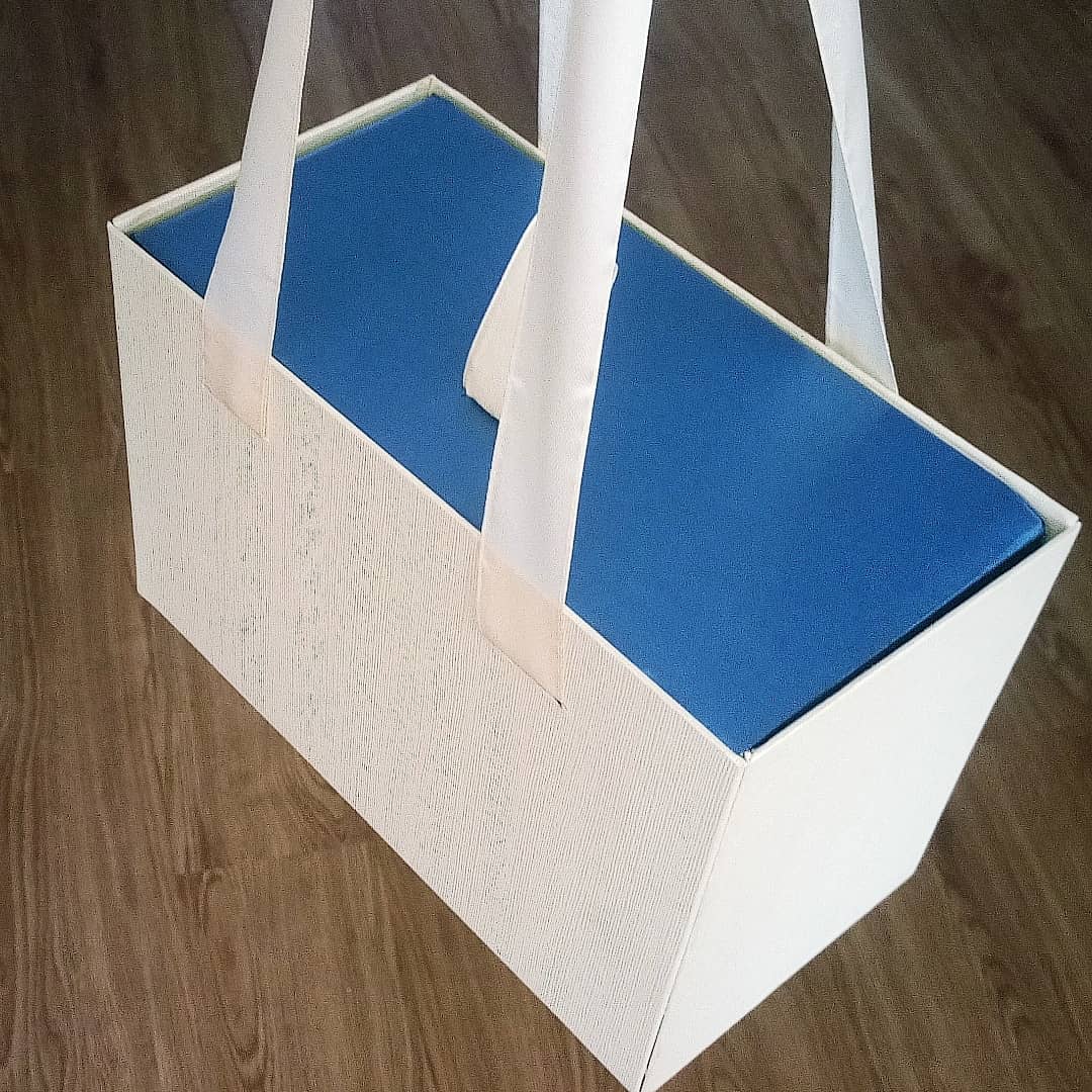 Jeaniworld's tweet photo. The Luxury Sliding Box Bag
What would you put in this gift box?
Order any colour of your choice.
Send a dm.
Click WhatsApp link: https://t.co/BKWjcK9VQA
@retweets_9ja @MARKETPLACEGRP1 #BlackOwnedBusiness #giveaway #boxbag #giftbox #gift #Trending #bridalbox #partybox https://t.co/qxIp9wwC7B