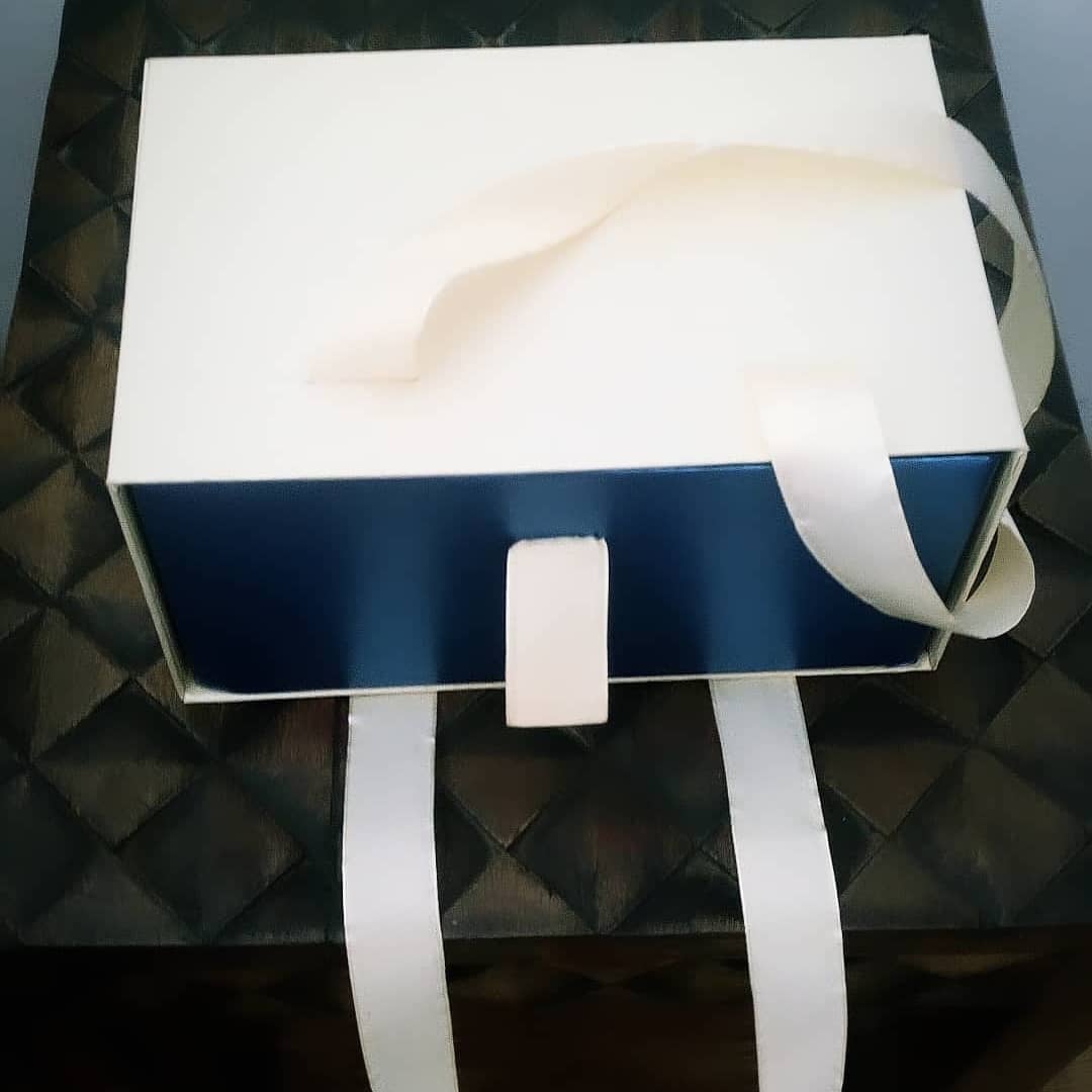 Jeaniworld's tweet photo. The Luxury Sliding Box Bag
What would you put in this gift box?
Order any colour of your choice.
Send a dm.
Click WhatsApp link: https://t.co/BKWjcK9VQA
@retweets_9ja @MARKETPLACEGRP1 #BlackOwnedBusiness #giveaway #boxbag #giftbox #gift #Trending #bridalbox #partybox https://t.co/qxIp9wwC7B