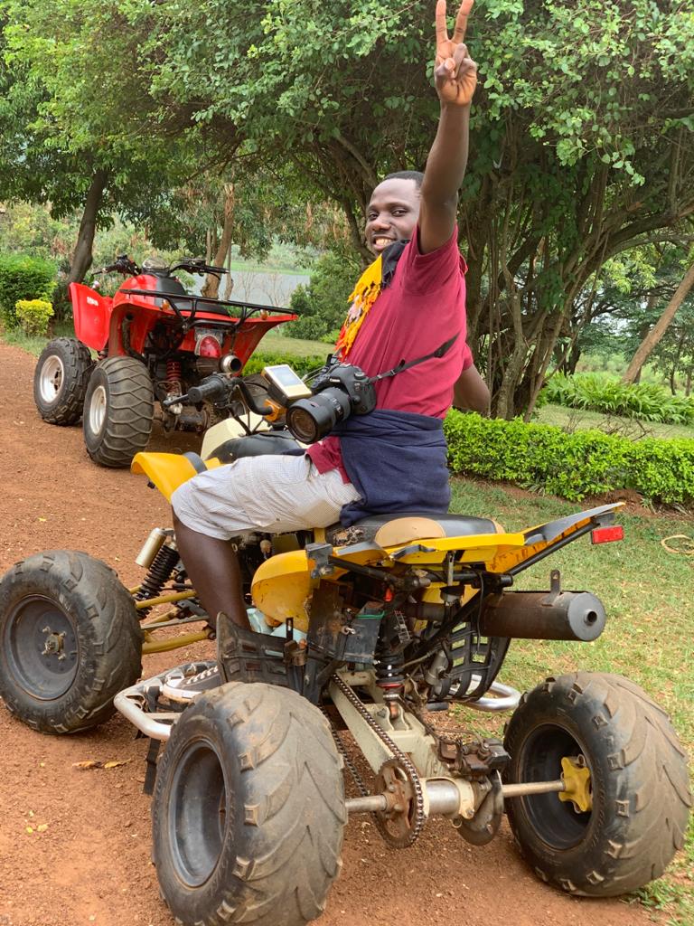 HillaryKatumwa's tweet photo. Omulambuzi eyedilla Ensenene.
Muzukulu wa mu Galula Ekisozi Mu Gomba
@KatlandSafaris 
#NvaUganda https://t.co/znzPmUEgFt