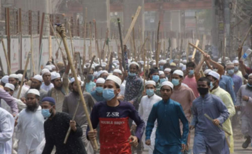 Who's brainwashing these madrasa students in the name of protests against Modi Ji's visit to Bangladesh. Why are they destroying their own public property? Who's behind all this destruction??
#Bangladesh #ModiInBangladesh #Dhaka