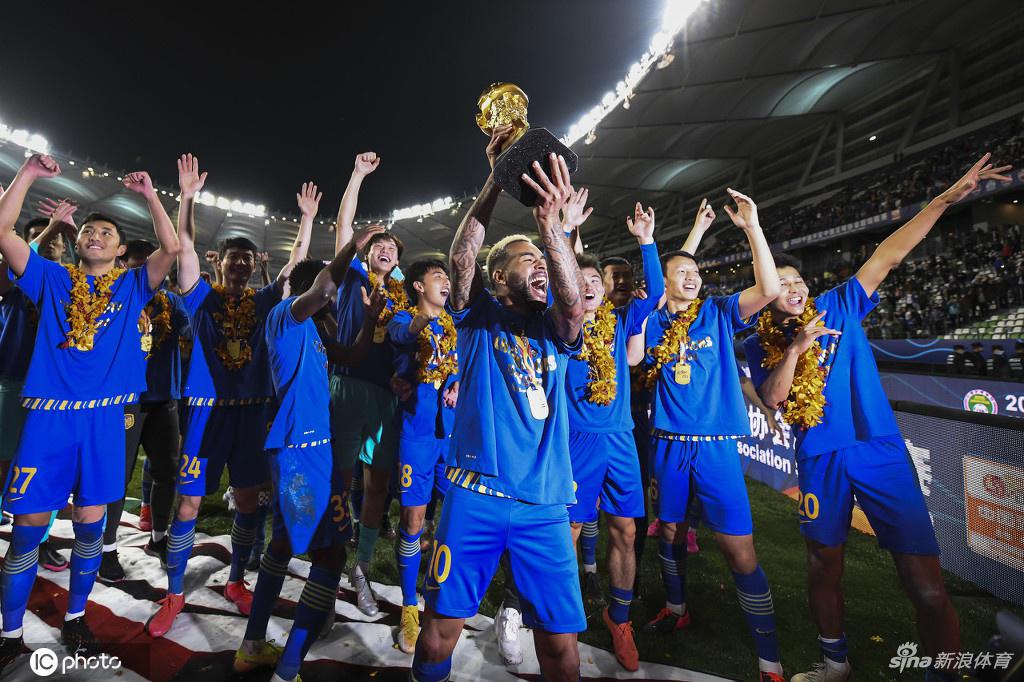 CSLfutbol's tweet photo. Ya es oficial, el #JiangsuFC, vigente campeón de la #SuperLigaChina, se disuelve y su plaza la ocupará el #CangzhouMightyLions, descendido en 2020. El día y la noche para estos equipos. Por su parte el #TianjinTigers sigue con vida y competirá en la #CSL 2021 https://t.co/YSjvoI9LTZ