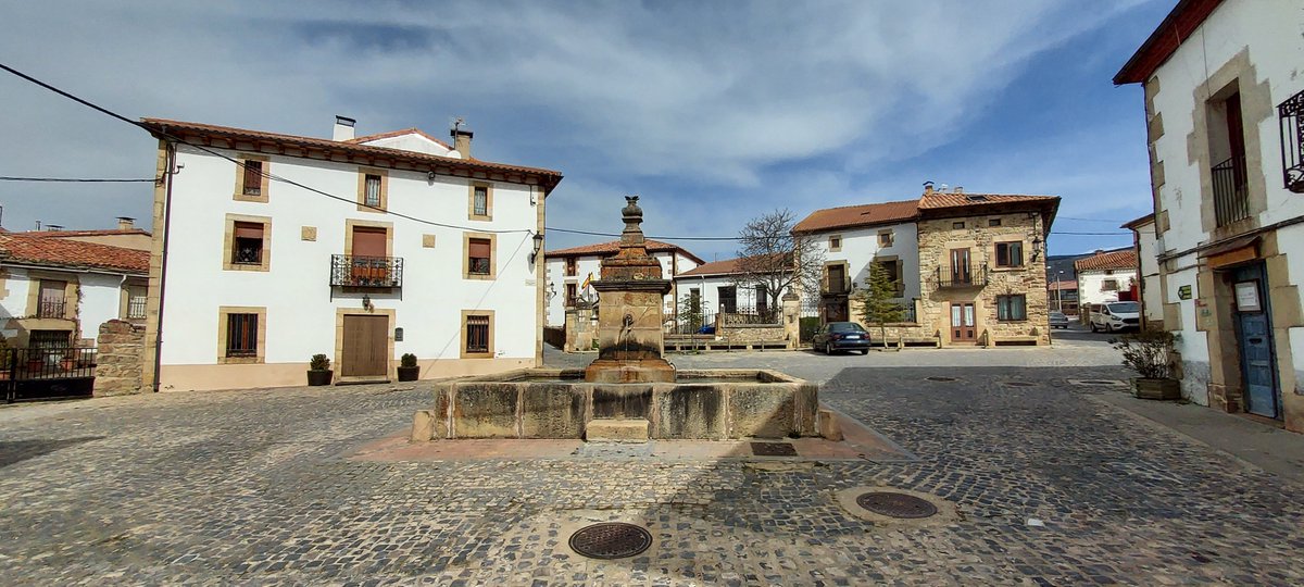 ayunvaldetera's tweet photo. Cuatro son los barrios de Valdeavellano de Tera y en cada uno de ellos hay una fuente que recibe su mismo nombre. La fuente de La Plaza es la principal, su construcción es anterior a 1913, tiene un alto cuerpo central del que salen cuatro caños y coronado por un adorno floral. https://t.co/SKrsJUwYca