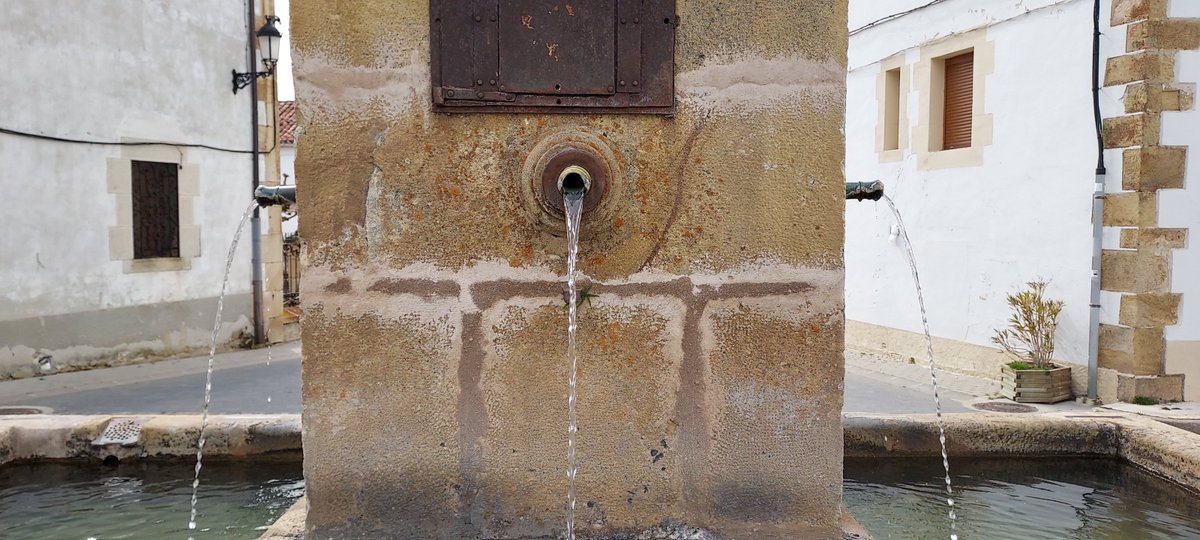 ayunvaldetera's tweet photo. Cuatro son los barrios de Valdeavellano de Tera y en cada uno de ellos hay una fuente que recibe su mismo nombre. La fuente de La Plaza es la principal, su construcción es anterior a 1913, tiene un alto cuerpo central del que salen cuatro caños y coronado por un adorno floral. https://t.co/SKrsJUwYca