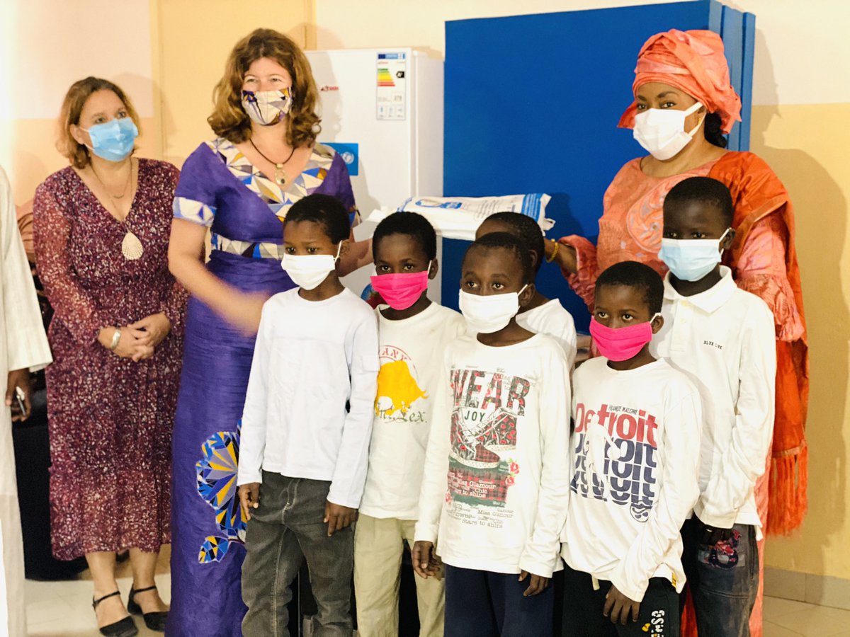 Maimouna_Diop24's tweet photo. Madame @saly_dieng, @MFFG_SN a réceptionné, le vendredi 26 mars 2021, un appui en équipement de l’@unicefsenegal destiné au centre GINDDI, afin de contribuer à la qualité de l’accueil et des séjours des enfants en situation de vulnérabilité. https://t.co/rAXxUTxtln