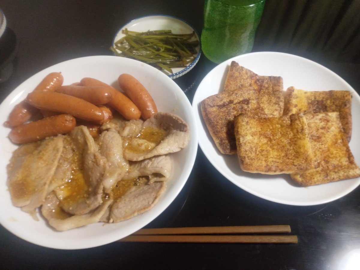 よっし 今日は 豚ロース と ソーセージ の 焼き肉 と 油揚げ の 醤油焼き です ソーセージは先に軽く炒めて 焼き肉のタレ で 煮込む 感じにしたらパリッと仕上がりました