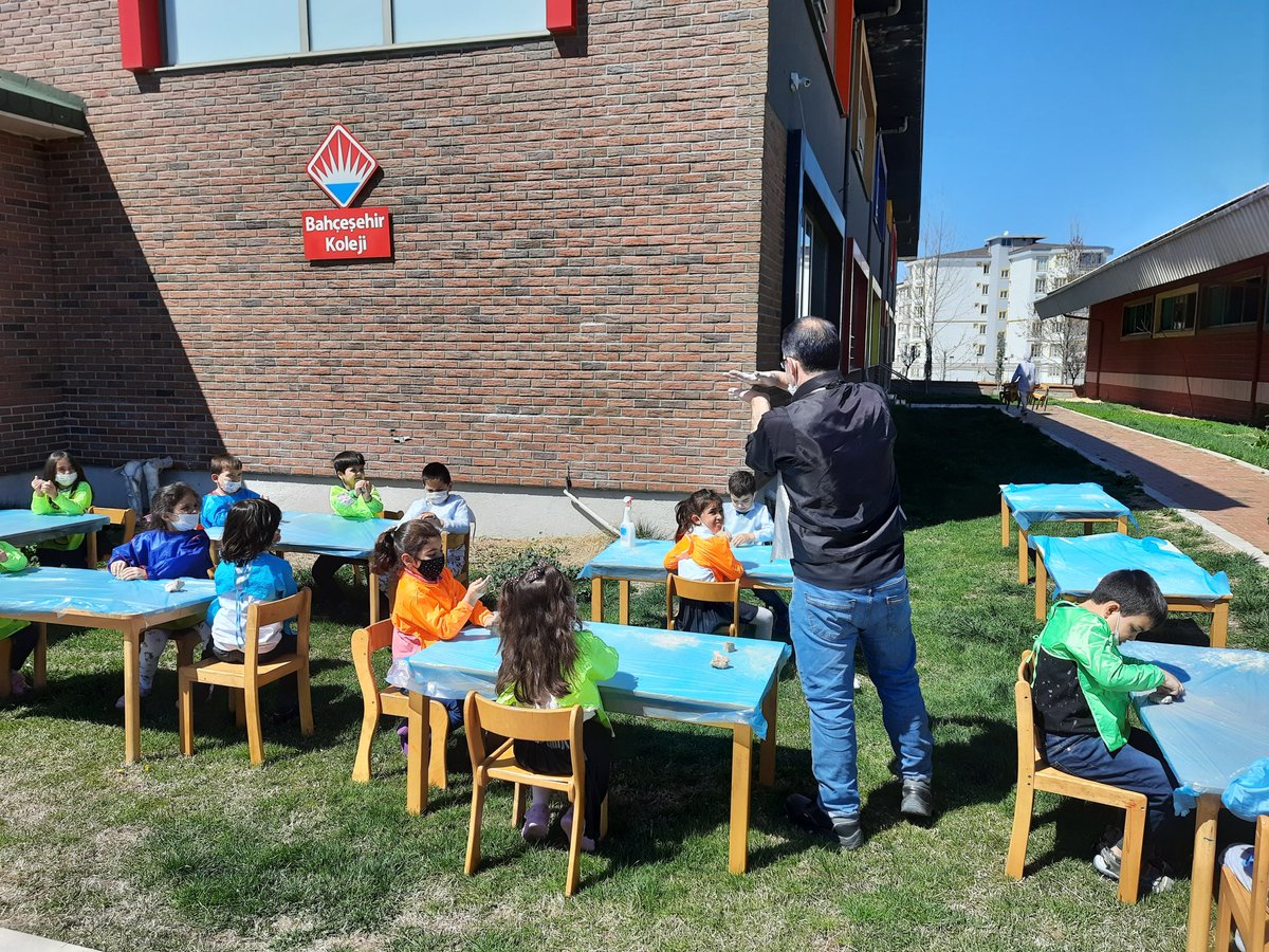 Kilin ne  olduğunu ögrendik.Dokunduk,sekil verdik kendi tasarımlarımizi oluşturduk.Evet önce  toprakla kariştirdik ,ama bununda toprak olduğunu ama adının kil olduğunu biliyoruz artik😉 <a href="/ErkenCocukluk/">Hale Güneş</a> <a href="/tugbaozdinc/">Tuğba Özdinç Kater</a>