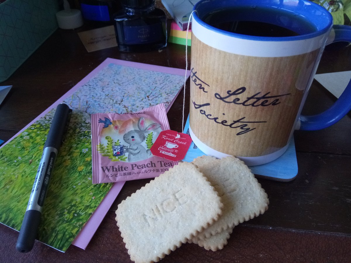 letterappsoc's tweet photo. Will knuckle down and get on with some "very important things" in a minute but well, it felt like foreign lands just for a moment... #peachytea #cherryblossom #nicebiscuits #uptheshed #Japan 😊☕🍑🌸🌸🌸🍪🍪🍪 https://t.co/AirpvnKdhj