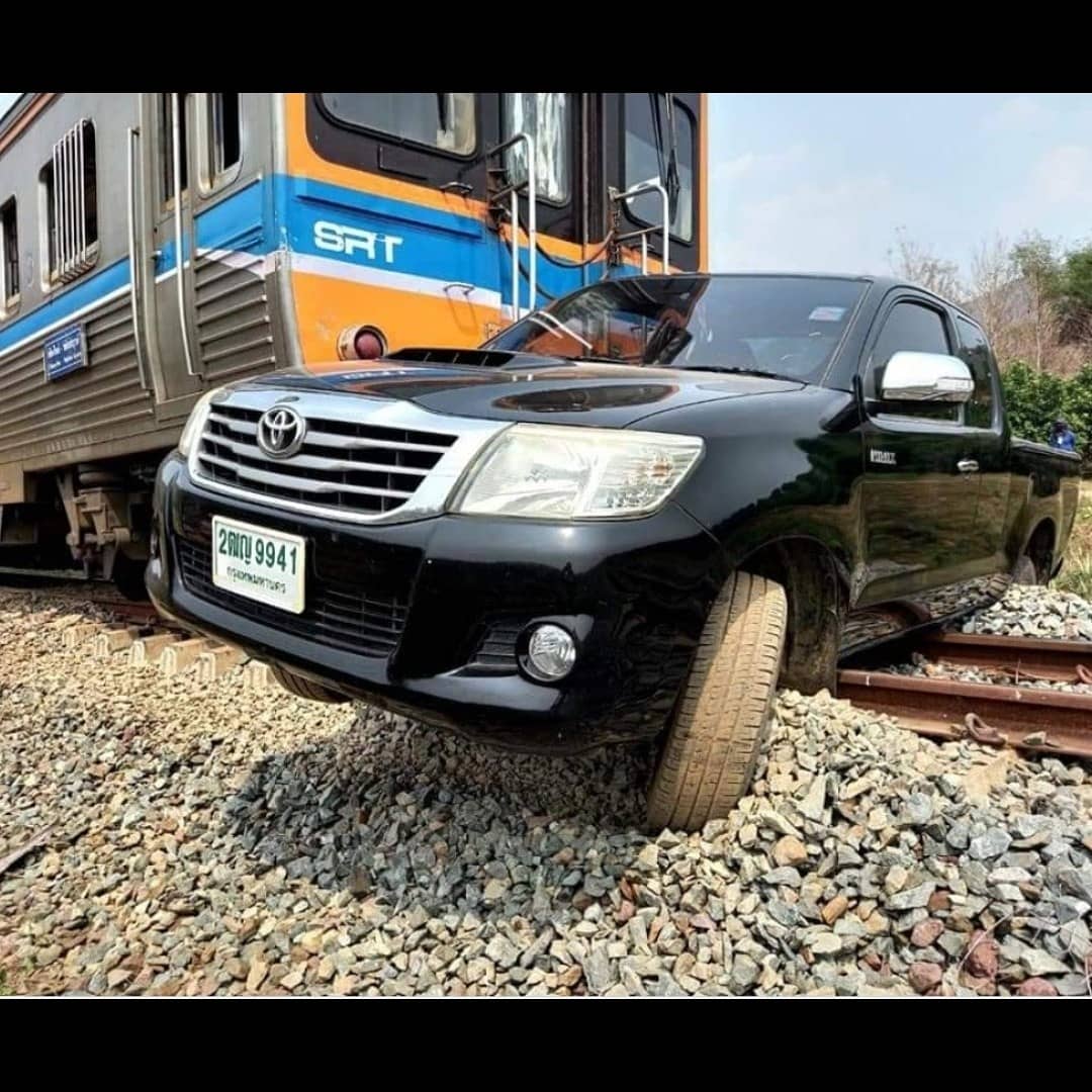 stevekaposi's tweet photo. Just a normal day in #Thailand

https://t.co/QmMlTNgz1L

#Bangkok #ThailandNews #SteveKThailand #TACSThailand #ThailandWatch #DiscoverThailand #StrangeThailand #AmazingThailand #roadaccidents #baddriving #RoadAccidentsThailand #ThaiCrazyAccidents #TrainCrashThailand #trains https://t.co/2glckFk70f