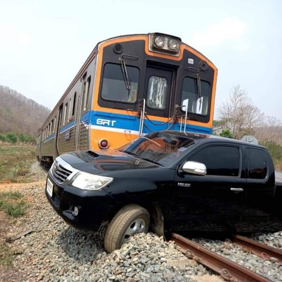 stevekaposi's tweet photo. Just a normal day in #Thailand

https://t.co/QmMlTNgz1L

#Bangkok #ThailandNews #SteveKThailand #TACSThailand #ThailandWatch #DiscoverThailand #StrangeThailand #AmazingThailand #roadaccidents #baddriving #RoadAccidentsThailand #ThaiCrazyAccidents #TrainCrashThailand #trains https://t.co/2glckFk70f