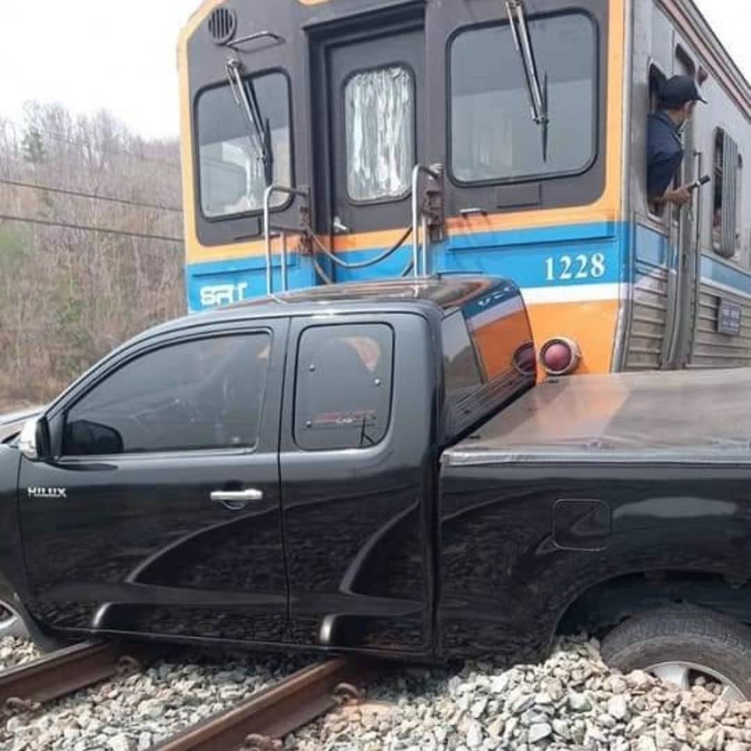 stevekaposi's tweet photo. Just a normal day in #Thailand

https://t.co/QmMlTNgz1L

#Bangkok #ThailandNews #SteveKThailand #TACSThailand #ThailandWatch #DiscoverThailand #StrangeThailand #AmazingThailand #roadaccidents #baddriving #RoadAccidentsThailand #ThaiCrazyAccidents #TrainCrashThailand #trains https://t.co/2glckFk70f