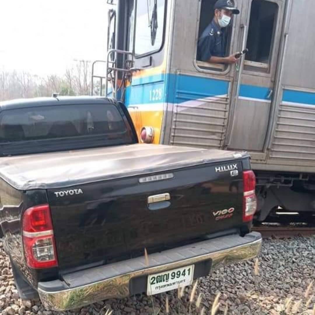 Just a normal day in #Thailand

gab.com/SteveAustralia…

#Bangkok #ThailandNews #SteveKThailand #TACSThailand #ThailandWatch #DiscoverThailand #StrangeThailand #AmazingThailand #roadaccidents #baddriving #RoadAccidentsThailand #ThaiCrazyAccidents #TrainCrashThailand #trains