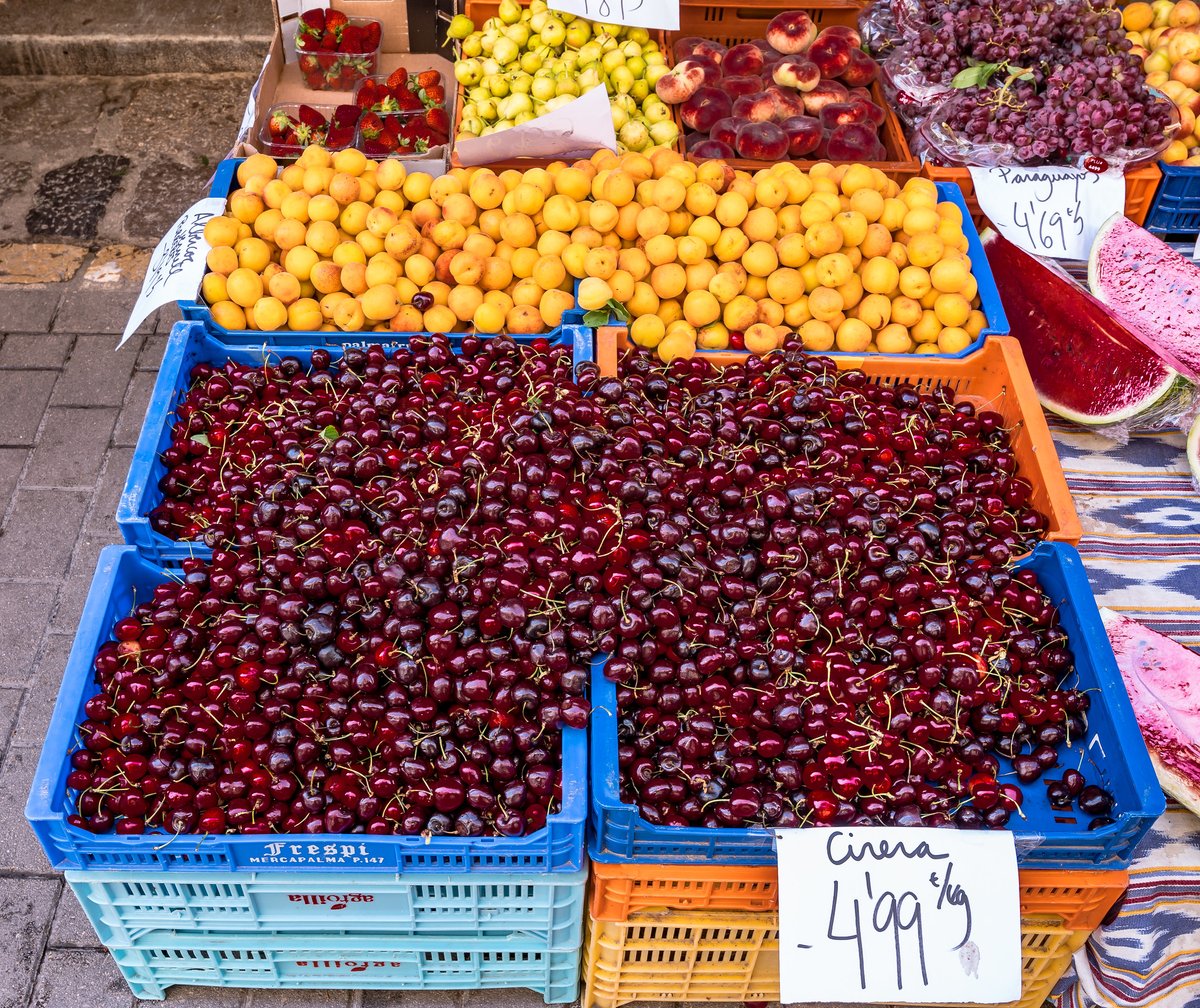 sollerweb's tweet image. Fabulous colours - a lovely photo of cherries and fruit reminds me of walking from Biniaraix, through Lluna to the square.  We have wonderful shops/markets..the best produce is right in front of you ! 🍒 🍓🍉

Photo: Gary Lloyd-Rees

#SollerWeb #carrerdelluna #shop #supportlocal