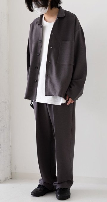 己の誕生日プレゼントとして購入したニットシャツジャケットのセットアップが良すぎる。隙があればすぐこれ着てる。急に暑くなったしあと何回着れるか。。 