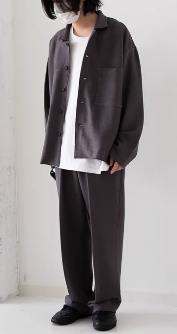 己の誕生日プレゼントとして購入したニットシャツジャケットのセットアップが良すぎる。隙があればすぐこれ着てる。急に暑くなったしあと何回着れるか。。 