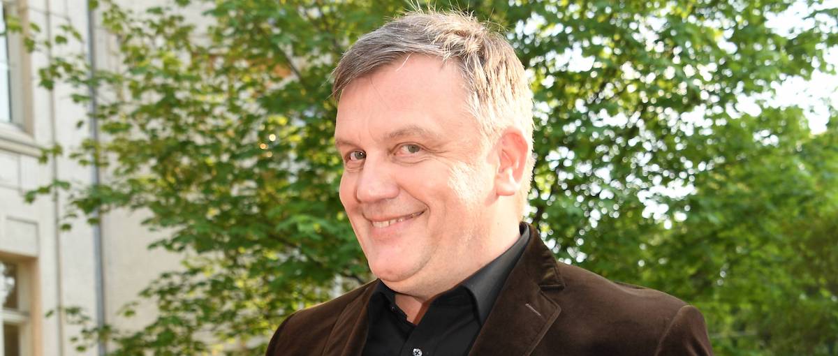 DWDL's tweet photo. EIL! TV-Comeback: Hape Kerkeling kehrt nach sieben Jahren Fernsehpause zurück zu RTL. Was bisher bekannt ist... https://t.co/INanY86Sjy https://t.co/puOQuwkInu
