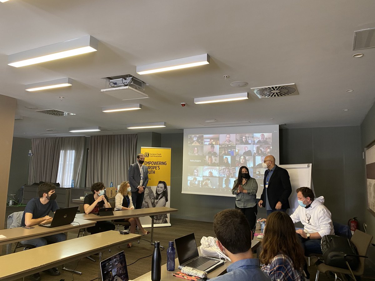 JuventudCanaria's tweet photo. 👀👇@laurafuentesveg no dudó en sumarse al encuentro #Istanfor (yo represento) de #EYCA para conocer a jóvenes activistas de Europa🙋♀️🙋♂️
Se conectó simultáneamente con 30 países y 50 personas responsables de programas de movilidad juvenil en Europa📲🇪🇺
➡ https://t.co/h8GEZH4ydr https://t.co/VFdnRVaBMP