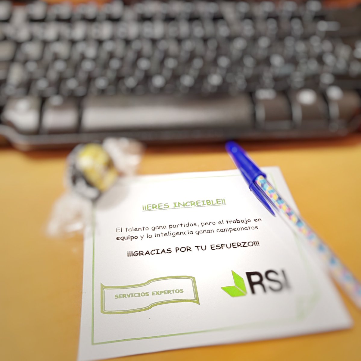 earnest_ecl's tweet photo. En Servicios Expertos nos hemos 
encontrado esto al llegar hoy a la oficina, un KUDOS 🤔⁉️
Muchas gracias @IreBenitez por la iniciativa 🤗 ... y por el bombón 😋

#EIFeedbackEsUnRegalo 
#TrabajoEnEquipo 
#ServiciosExpertosMola #RSIMoIa @rsi_TI https://t.co/8o4K2esKRv