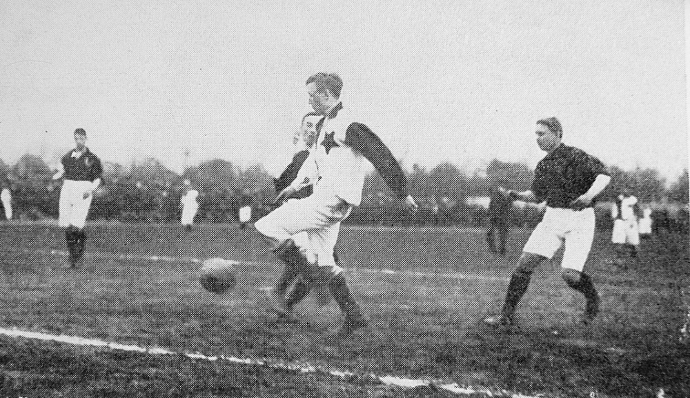 SlaviaMuseum's tweet photo. 🔙 24. 11. 1907 vyhrála @slaviaofficial nad @ACSparta_CZ 9:1 💪 Jde o nejvyšší vítězství červenobílých barev v historii derby 🔴 ⚪️ 5 gólů Bělka, 2 góly Košek, 1 gól Macoun a Kotouč ⚽ Trenér J. W. Madden🎩 #prvniderby #125let https://t.co/P1ehReoKgt