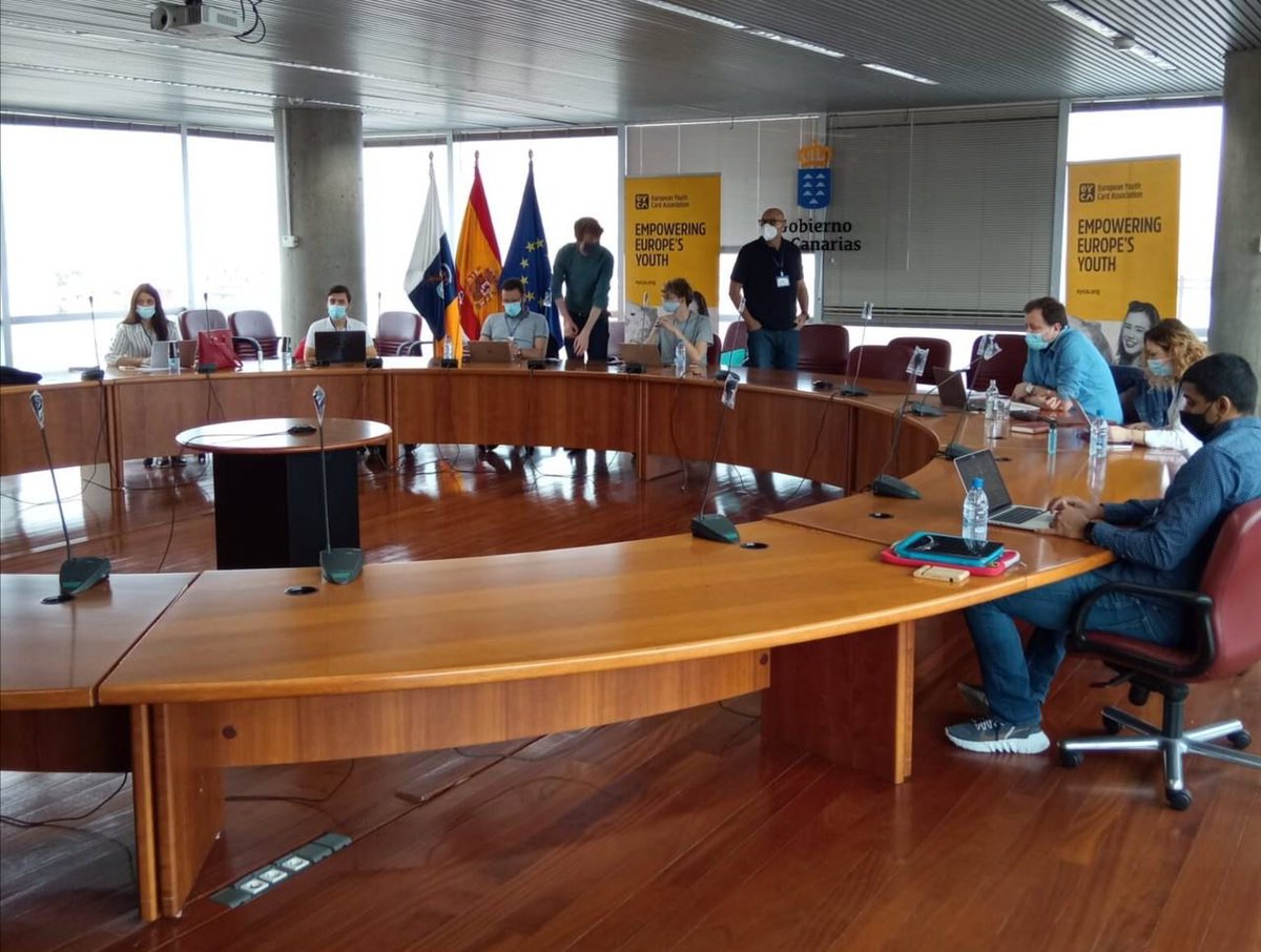 JuventudCanaria's tweet photo. 👀👇@laurafuentesveg no dudó en sumarse al encuentro #Istanfor (yo represento) de #EYCA para conocer a jóvenes activistas de Europa🙋♀️🙋♂️
Se conectó simultáneamente con 30 países y 50 personas responsables de programas de movilidad juvenil en Europa📲🇪🇺
➡ https://t.co/h8GEZH4ydr https://t.co/VFdnRVaBMP