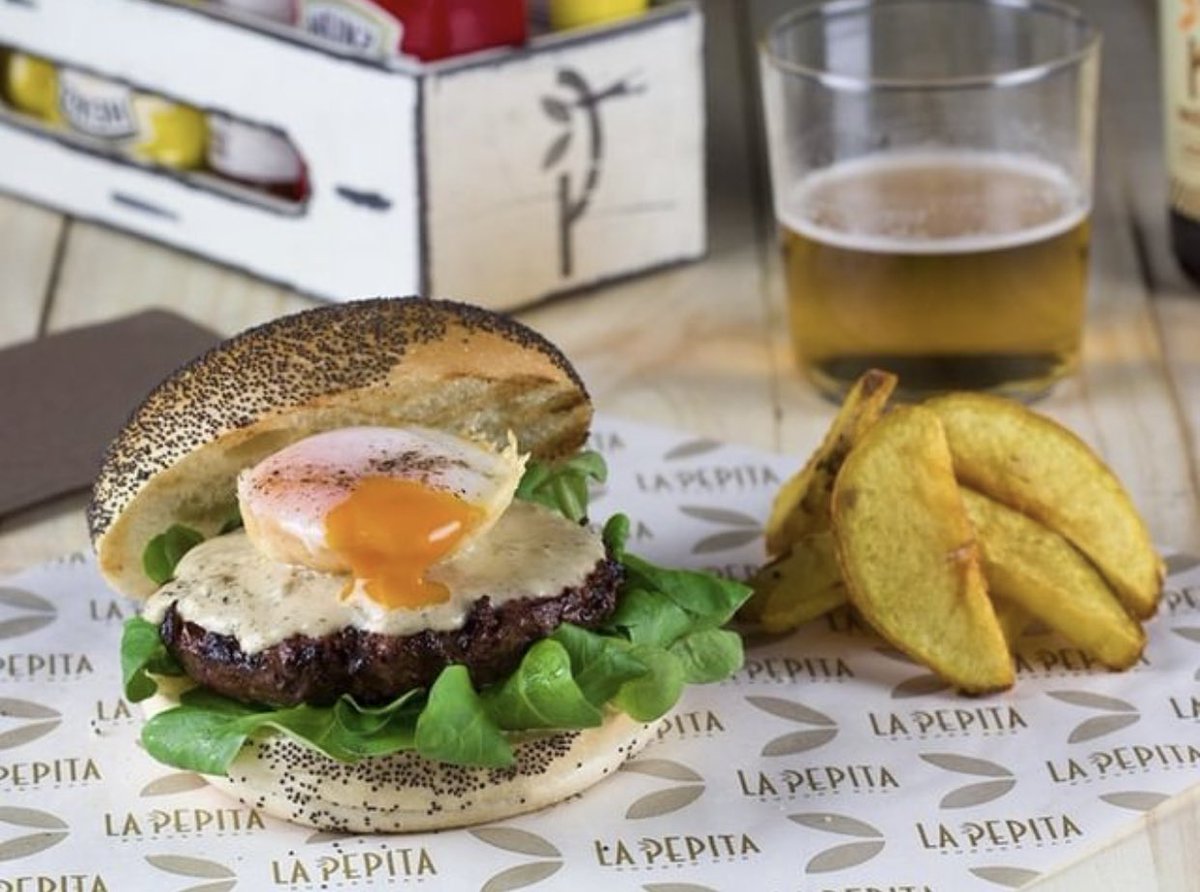 Wilbby_ES's tweet photo. Una opción especial, elegante y deliciosa🍔 La #𝗣𝗲𝗽𝗶𝘁𝗮𝗦𝘂𝗽𝗿𝗲𝗺𝗲 es una #burger de chuleta con salsa de boletus, crujiente de parmesano, huevo a baja temperatura y canónigos. ¿Cuántos pertenecéis al #TeamSupreme? Seguro que sois un 🥚😜 https://t.co/WGAgqWRoCF
