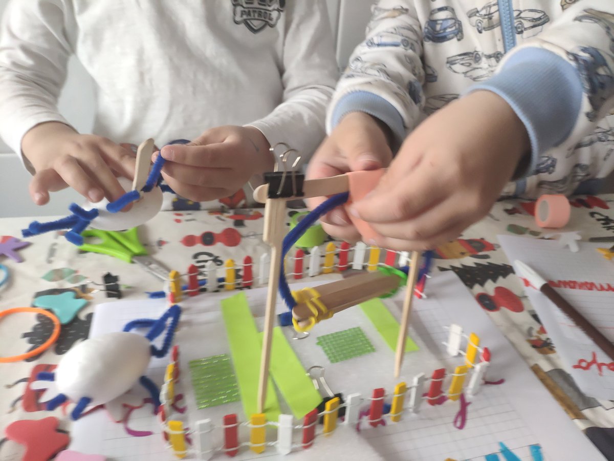 blancanamero's tweet photo. Today we are reading #theMagnifIcientThing and We have opened our #inventorsBox and We build our ideal #Playground... Creativity os amazing @carlyandadam https://t.co/XsUwP2qPKW